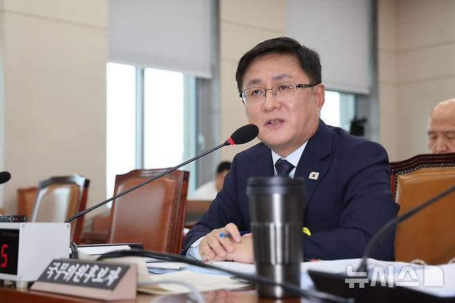 [서울=뉴시스] 김명년 기자 = 김성환 환경부 장관 후보자가 15일 서울 여의도 국회 환경노동위원회에서 열린 인사청문회에서 발언하고 있다. 2025.07.15. kmn@newsis.com