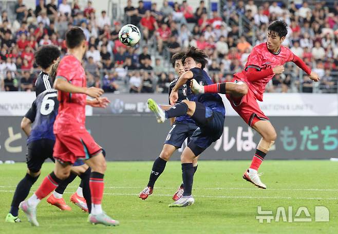 [용인=뉴시스] 김진아 기자 = 15일 경기 용인미르스타디움에서 열린 2025 동아시아축구연맹(EAFF) E-1 챔피언십(동아시안컵) 남자부 한국과 일본의 경기, 한국 서민우가 볼다툼을 하고 있다. 2025.07.15. bluesoda@newsis.com