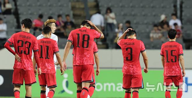 [용인=뉴시스] 김진아 기자 = 15일 경기 용인미르스타디움에서 열린 2025 동아시아축구연맹(EAFF) E-1 챔피언십(동아시안컵) 남자부 한국과 일본의 경기, 0-1으로 패한 한국 선수들이 아쉬워하고 있다. 2025.07.15. bluesoda@newsis.com