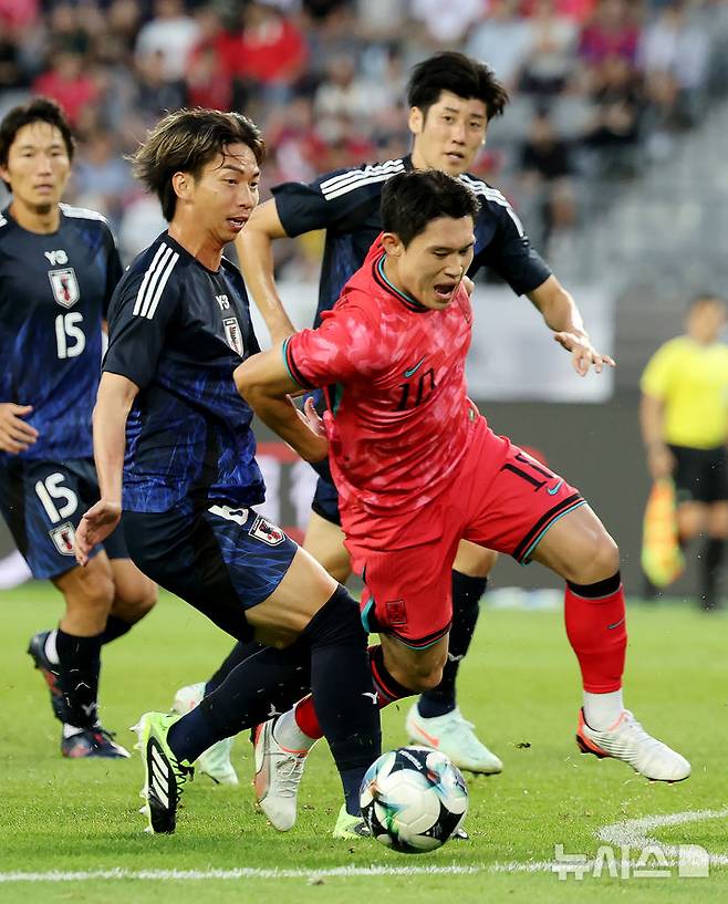 [용인=뉴시스] 김진아 기자 = 15일 경기 용인미르스타디움에서 열린 2025 동아시아축구연맹(EAFF) E-1 챔피언십(동아시안컵) 남자부 한국과 일본의 경기, 한국 이동경이 일본 하야오 가와베의 태클에 걸려 넘어지고 있다. 2025.07.15. bluesoda@newsis.com