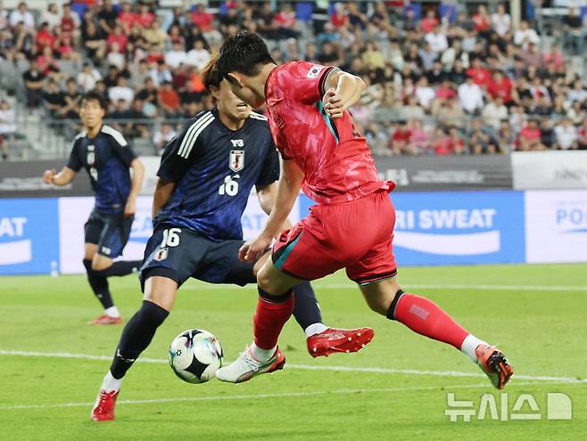 [용인=뉴시스] 김진아 기자 = 15일 경기 용인미르스타디움에서 열린 2025 동아시아축구연맹(EAFF) E-1 챔피언십(동아시안컵) 남자부 한국과 일본의 경기, 한국 이동경이 골밑 볼다툼을 하고 있다. 2025.07.15. bluesoda@newsis.com