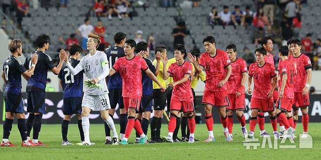 [용인=뉴시스] 김진아 기자 = 15일 경기 용인미르스타디움에서 열린 2025 동아시아축구연맹(EAFF) E-1 챔피언십(동아시안컵) 남자부 한국과 일본의 경기, 0-1로 패한 한국 선수들이 일본 선수들과 인사를 하고 있다. 2025.07.15. bluesoda@newsis.com