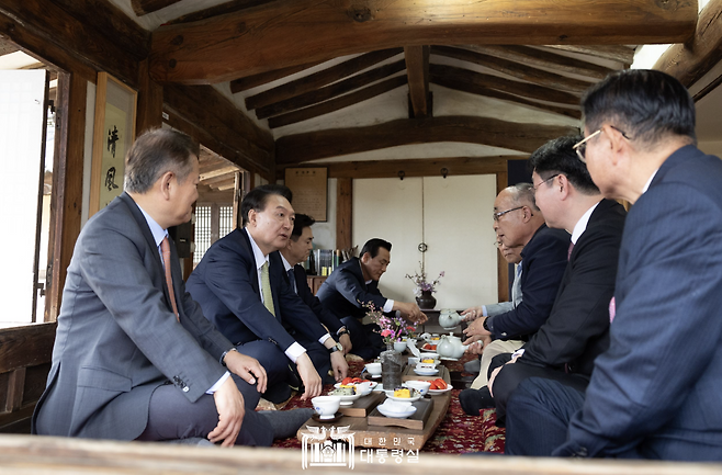 조선일보와 중앙일보가 ‘충청 대망론’을 보도할 때 언급한 충남 논산시 노성면 명재고택을 윤석열이 2024년 4월 2일 방문했다. 윤석열 정부는 탄핵 이후 이 사진을 포함해 대통령실 홈페이지에 올린 자료 대부분을 삭제해 현재는 확인할 수 없다. (출처:윤석열 대통령실)