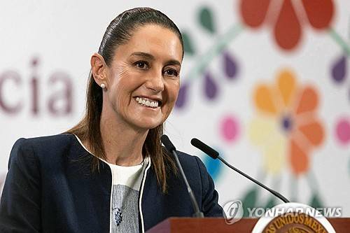 14일(현지시간) 일일 정례 기자회견 하는 멕시코 대통령 '여유 미소' [멕시코 대통령실 제공. 멕시코시티 AFP=연합뉴스. 재판매 및 DB 금지]