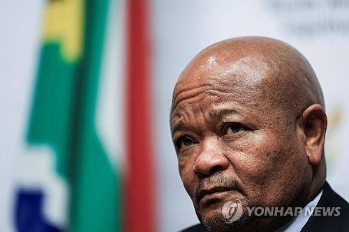 부패 의혹으로 직무정지된 센조 음추누 남아공 경찰부 장관 [로이터 연합뉴스 자료사진]