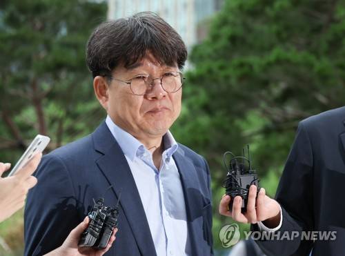 동해종합기술공사 부사장, 김건희 특검 출석 (서울=연합뉴스) 서명곤 기자 = '양평고속도로 노선 변경 특혜 의혹' 관련 연루 의혹을 받는 이상화 동해종합기술공사 부사장이 15일 윤석열 전 대통령 배우자 김건희 여사와 관련한 의혹들을 수사하는 민중기 특별검사팀 사무실이 마련된 서울 종로구 KT광화문빌딩으로 출석하고 있다. 2025.7.15 seephoto@yna.co.kr