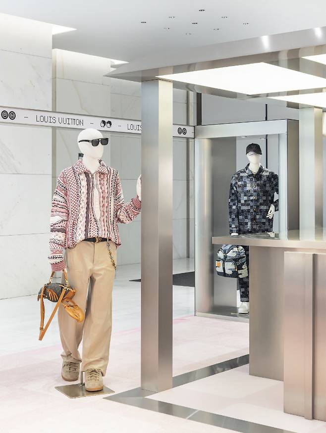 루이비통이 공개한 2025 가을-겨울 남성 컬렉션 가운데 페일 핑크와 화이트, 블랙이 화려한 패턴을 자랑하는 하프 집 풀오버(왼쪽)와 다미에 데님 워크웨어 블루종. 루이비통 제공