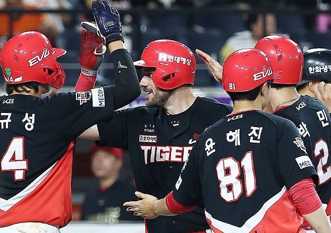 전반기를 아쉽게 4연패로 마친 KIA는 후반기 부상자들의 복귀가 반등의 변수다. 사진은 위즈덤이 8일 한화와 경기에서 홈런을 때리고 기뻐하는 모습. 연합뉴스