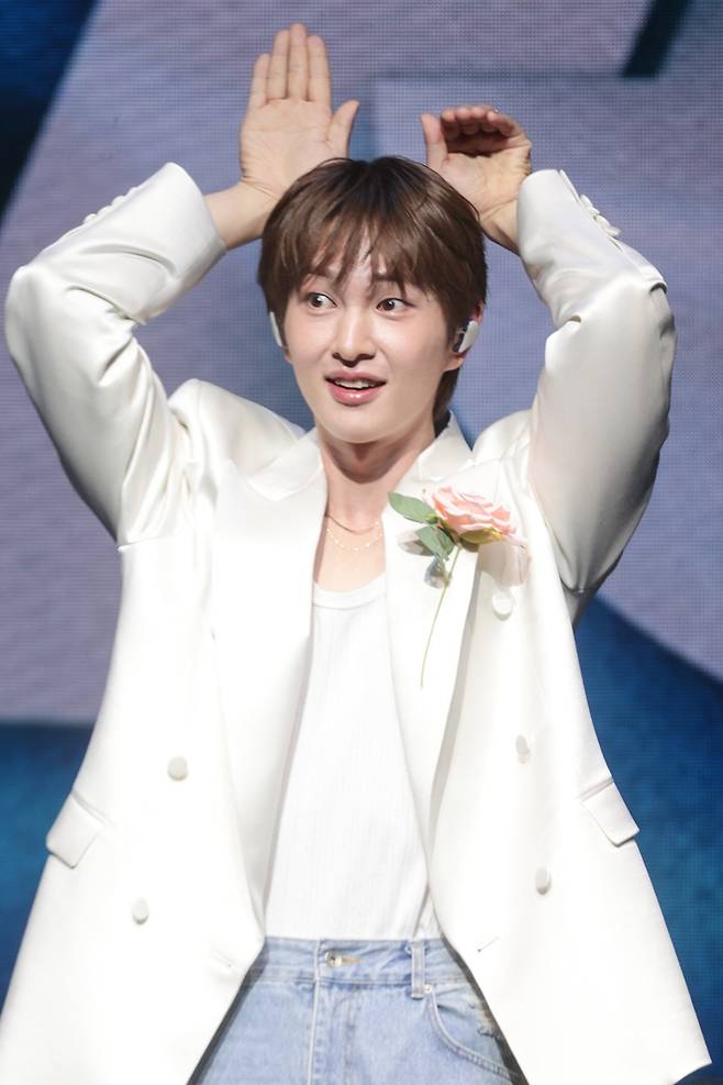 온유가 토끼 귀 포즈를 취하고 있다. 연합뉴스