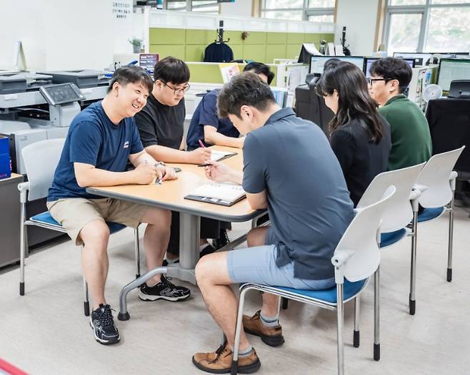 반바지 차림으로 근무하는 서울 강동구청 직원들. 강동구청 제공