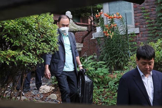 김건희 여사 관련 의혹들을 수사하는 민중기 특별검사팀이 15일 서울 역삼동 건진법사 전성배 씨의 법당에 대한 압수수색을 마친 후 관련 물품을 들고 나서고 있다. 연합뉴스