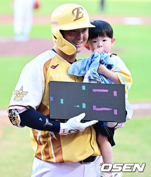 [OSEN=대전, 지형준 기자] 12일 오후 대전 한화생명볼파크에서 2025 신한 SOL뱅크 KBO 올스타전이 열렸다. 2회 한화 이도윤이 타석에 들어서며 퍼포먼스를 선보이고 있다. 2025.07.12 / jpnews@osen.co.kr