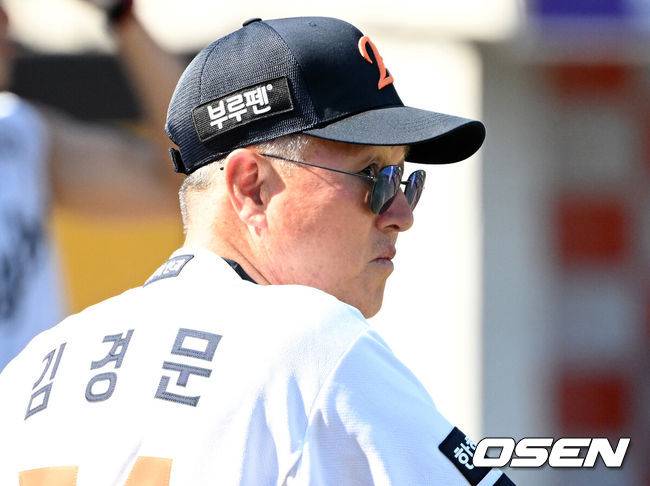 [OSEN=대전, 이대선 기자] 한화 김경문 감독이 훈련을 바라보고 있다. 2025.07.10 /sunday@osen.co.kr