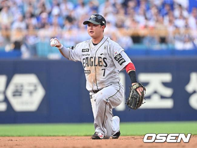 [OSEN=대구, 이석우 기자] 한화 2루수 이도윤이 1회말 2사 만루 삼성 양도근의 잘 맞은 타구를 잡아 아웃시키고 있다. 2025.06.25 / foto0307@osen.co.kr