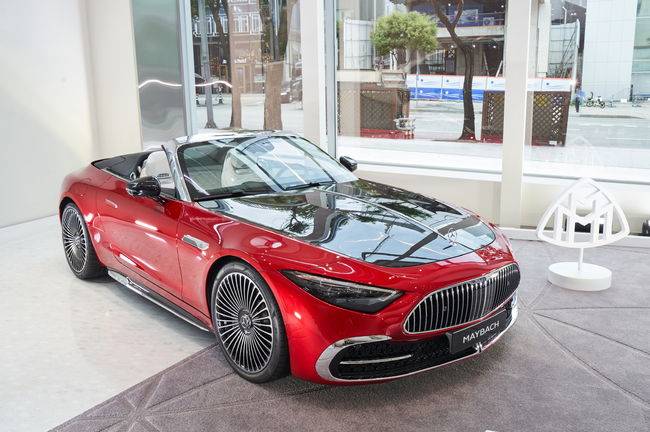 디 올-뉴 메르세데스 마이바흐 SL 레드 앰비언스.