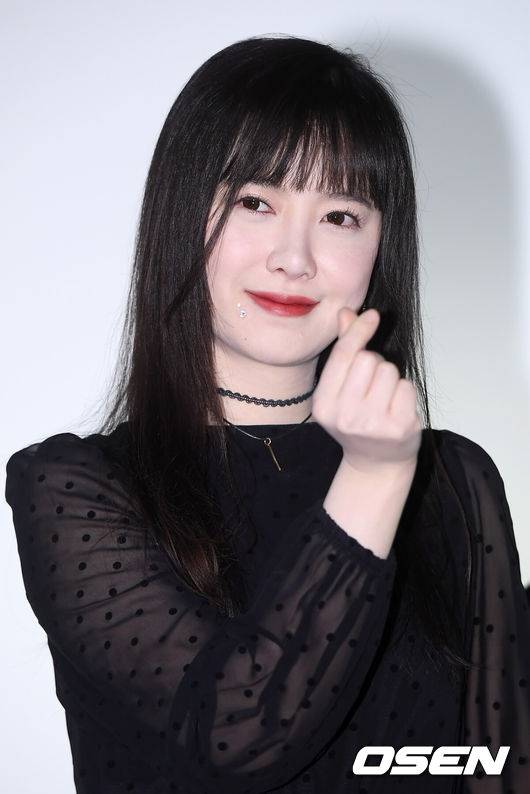 [OSEN=민경훈 기자] 23일 오전 서울 서초구 서초동 예술의 전당 한가람미술관 제 7 전시실에서 구혜선 '서태지의 lyrics 아래로 : 구혜선의 newage' 기자간담회: 작곡, 연출의 음악 영상 전시회가 열렸다.배우 겸 작가 구혜선이 전시회에서 포토타임을 갖고 있다. / rumi@osen.co.kr