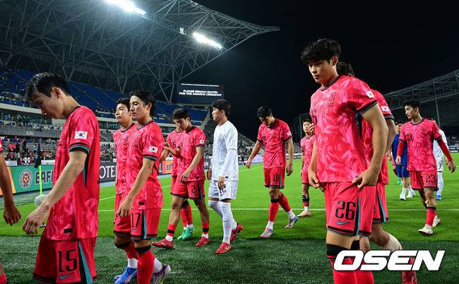 [OSEN=용인, 지형준 기자] 대굴욕이다. 한국축구가 일본에 사상 첫 3연패를 당했다.&nbsp;홍명보 감독이 이끄는 남자축구대표팀은 15일 오후 7시 24분 용인 미르스타디움에서 개최되는 2025 동아시아축구연맹(EAFF) E-1 챔피언십(동아시안컵) 3차전에서 숙적 일본에게 0-1로 패해 우승컵 탈환에 실패했다.&nbsp;대회 3승의 일본이 통산 세 번째 우승을 달성했다. 일본은 안방의 한국을 누르고 대회 2연패까지 가져갔다. 한국은 여전히 5회 우승으로 최다우승이지만 2개 대회 연속 일본에 밀렸다.&nbsp;경기를 마치고 한국 선수들이 패배를 아쉬워하고 있다. 2025.07.15 / jpnews@osen.co.kr