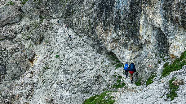 코메돈고개를 오르기 위해 좁고 가파른 바위 길을 올랐다. 왼편은 절벽 길, 비까지 더해지니 한 걸음 한 걸음이 긴장의 연속이었다.