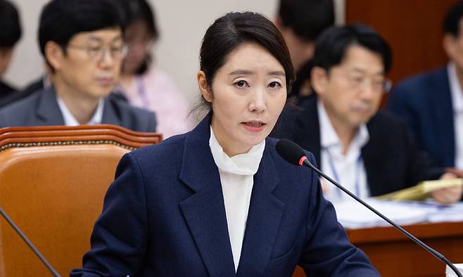 강선우 여성가족부 장관 후보자가 14일 서울 여의도 국회에서 열린 인사청문회에 출석해 의원 질의에 답하고 있다. 뉴스1