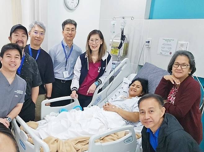생체 간이식 수술을 받은 모자의 가족들이 한국 의료진에게 감사함을 전하기 위해 마카티병원에 찾아왔다. 왼쪽 두 번째가 김기훈 서울아산병원 간이식·간담도외과 교수. 서울아산병원 제공