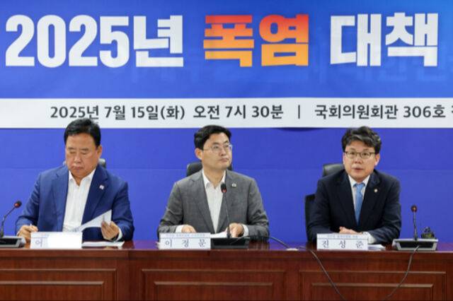 더불어민주당&nbsp;진성준 정책위의장(오른쪽)이 15일&nbsp;서울 여의도 국회의원회관에서 열린 폭염 대책 당정 간담회에 참석해 발언하고 있다. 뉴스1