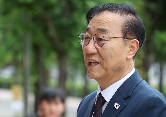 김윤덕 국토교통부 장관 후보자가 15일 정부과천청사에 마련된 인사청문회 준비 사무실로 첫 출근하며 취재진 질문에 답하고 있다. 연합뉴스