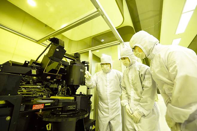 학생들이 반도체 공정 장비인 포토리소그래피 구동을 실습하고 있다. 영진전문대학교 제공