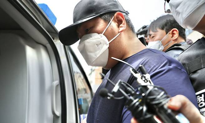 지난 4월 서울 강북구 미아동의 한 마트에서 일면부지 피해자를 살해한 김성진이 5월 1일 서울 강북경찰서에서 검찰로 송치되고 있다. 뉴시스