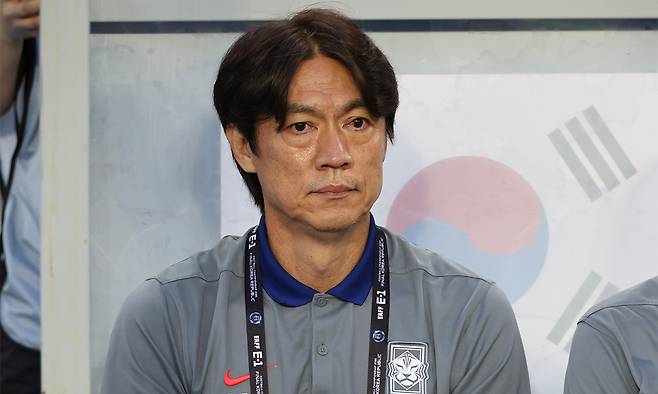 15일 경기도 용인미르스타디움에서 열린 2025년 동아시아축구연맹(EAFF) E-1 챔피언십(동아시안컵) 남자부 최종 3차전 한국과 일본의 경기. 홍명보 한국 감독이 경기 전 생각에 잠겨 있다. 연합뉴스