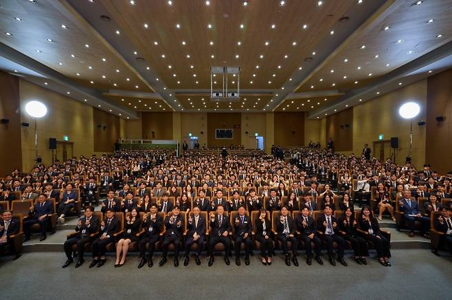 이재명 대통령, 예비 공무원과 함께 - 이재명 대통령이 14일 충북 진천 국가공무원인재개발원에서 70기 5급 신임관리자과정 교육생들을 대상으로 ‘국민주권시대, 공직자의 길’을 주제로 특강을 마친 뒤 기념촬영을 하고 있다. 2025.7.14 대통령실 제공.