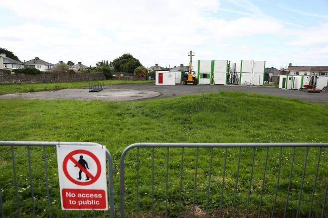 아일랜드 투암에서 미혼모와 자녀를 위한 세인트 메리의 집 발굴을 앞둔 작업자들. 2025.7.7 AP 뉴시스