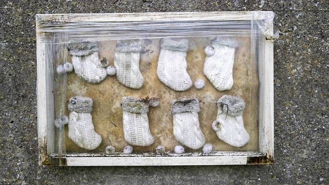 아일랜드 골웨이주 투암에 있는 옛 모자보건 시설 부지에 남겨진 기념비