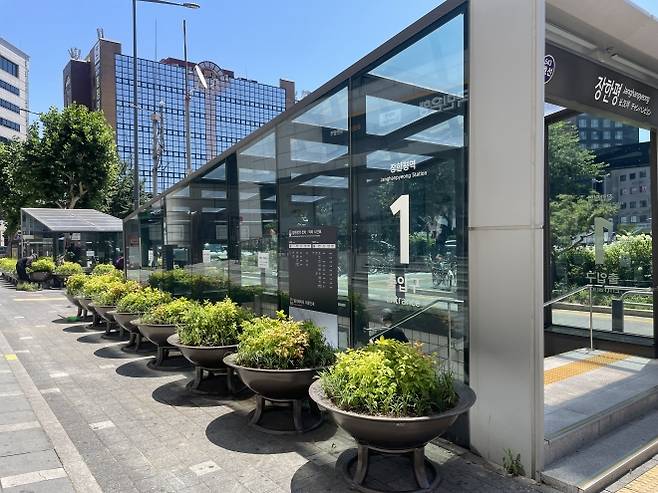 보행로가 개선된 장한평역 1번 출구. 동대문구 제공