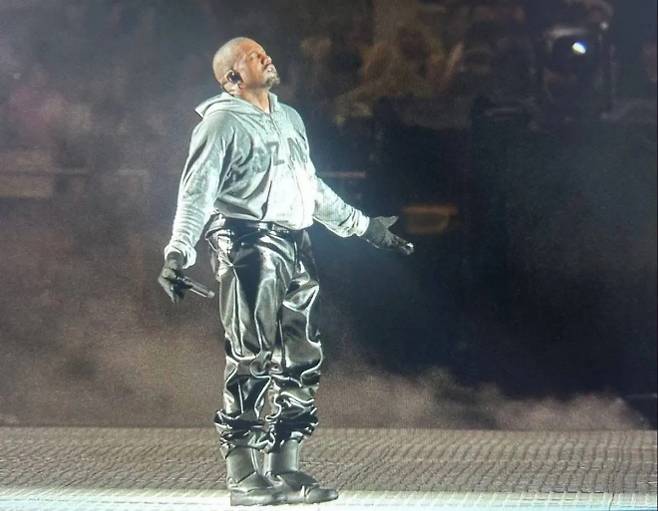 상하이 공연 중인 래퍼 카녜이 웨스트. 출처=틸러더월드 엑스