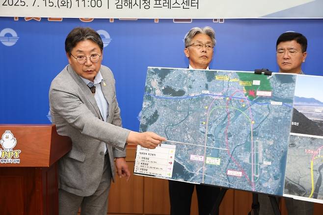 홍태용(맨 왼쪽) 김해시장이 15일 김해시청 프레스센터에서 기자회견을 열고 김해공항 안전대책 마련을 촉구하고 있다. 2025.7.15. 김해시 제공