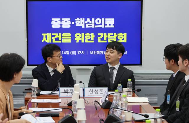 박주민(왼쪽) 국회 보건복지위원장과 한성존 대한전공의협의회 비상대책위원장이 14일 서울 여의도 국회 보건복지위원회 소회의실에서 열린 간담회에서 대화하고 있다. 연합뉴스