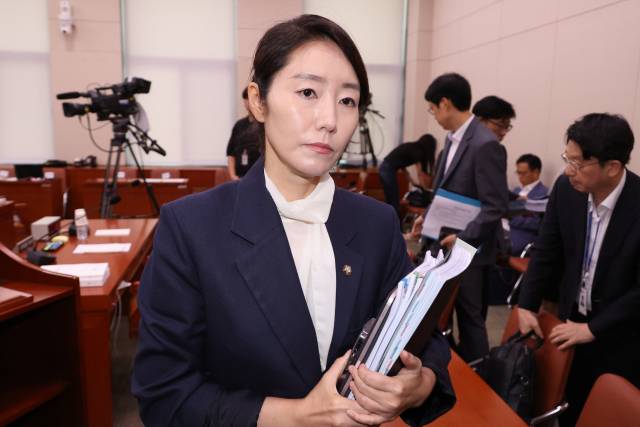 강선우 여성가족부 장관 후보자가 14일 국회 여성가족위원회에서 열린 인사청문회가 오전 질의를 마치고 정회되자 청문회장을 나가고 있다. 연합뉴스