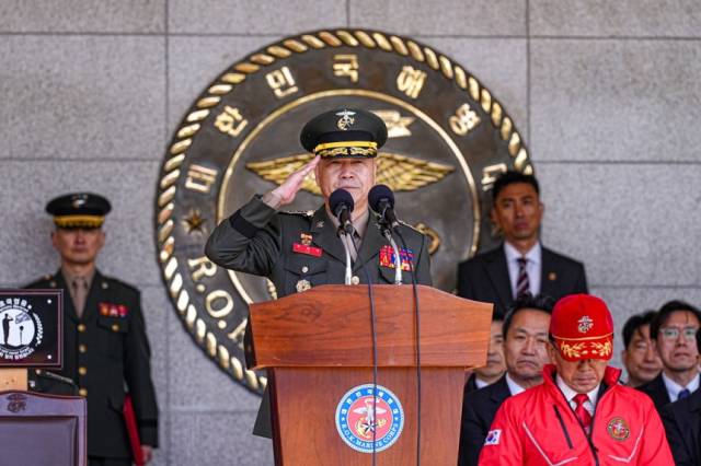 주일석 해병대사령관이 지난 4월 15일 경기 화성시 해병대사령부에서 열린 제76주년 해병대 창설 기념행사에서 거수경례하고 있다. 사진 제공=해병대사령부