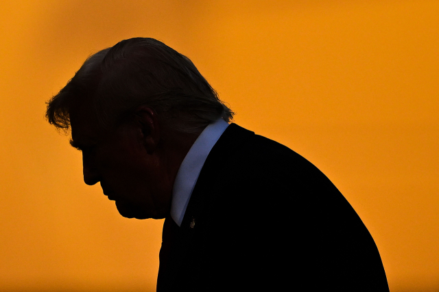 도널드 트럼프 미국 대통령이 13일(현지 시간) 뉴저지주 이스트 러더퍼드의 메트라이프 스타디움에서 열린 클럽월드컵 결승전을 지켜보고 있다. AFP연합뉴스