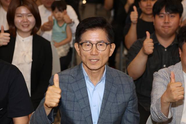 김문수 전 국민의힘 대선 후보가 이달 11일 대구 중구의 한 카페에서 지역 청년들과 간담회를 하며 포즈를 취하고 있다. 연합뉴스