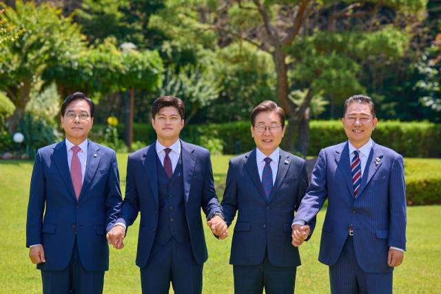 이재명 대통령이 지난달 22일 서울 한남동 관저에서 여야 지도부와 가진 오찬에 앞서 기념 촬영하고 있다. 송언석(왼쪽부터) 국민의힘 원내대표, 김용태 당시 비상대책위원장, 이 대통령, 김병기 더불어민주당 당대표 직무대행 겸 원내대표. 사진=대통령실