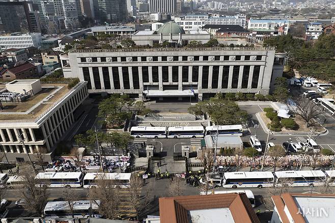 3월13일 서울 종로구 헌법재판소 풍경. 경찰 버스가 벽을 둘러싸고 있다. ⓒ시사IN 이명익