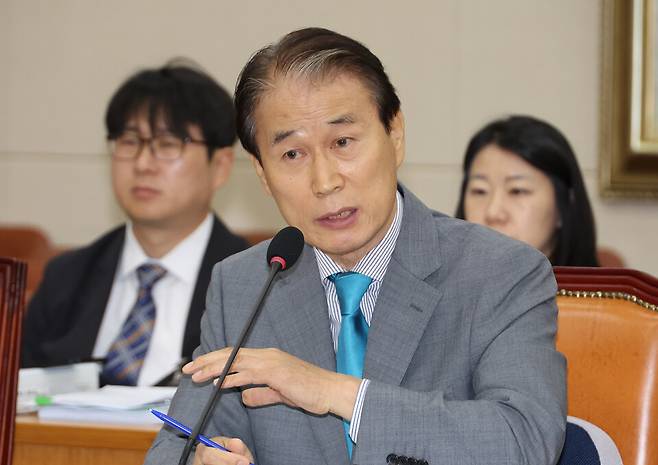 권오을 국가보훈부 장관 후보자가 15일 서울 여의도 국회 정무위원회에서 열린 인사청문회에서 위원 질의에 답하고 있다. ⓒ연합뉴스