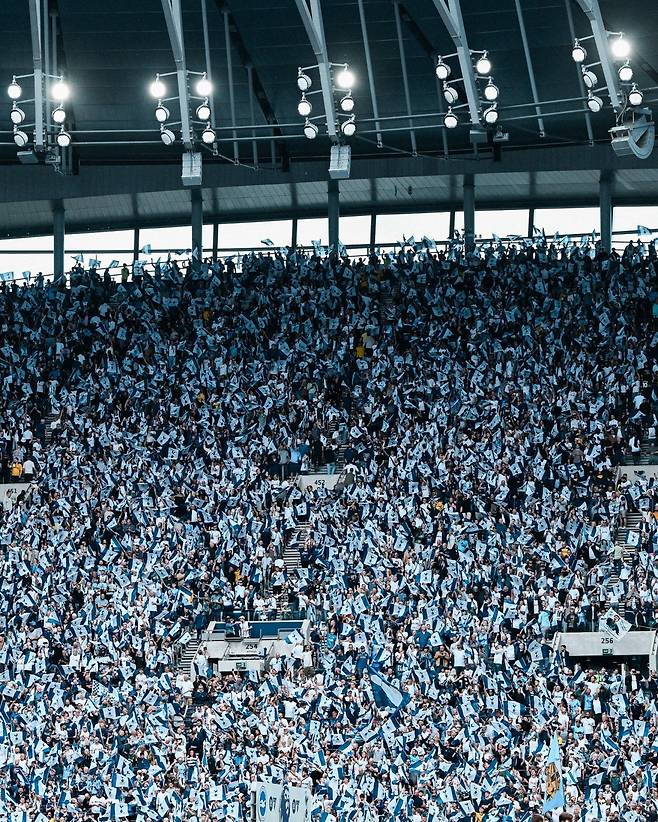 글로벌 스포츠 매체 ‘디 애슬레틱’의 맷 로 기자는 12일(한국시간) “토트넘 홋스퍼는 10억 파운드(약 1조8571억 원)가 투입된 홈구장 토트넘 홋스퍼 스타디움의 경기장 명명권의 새 계약을 앞두고 있다”고 보도했다. 최근 연이은 대형 영입과 적극적인 투자의 배경이 이 명명권 계약을 통한 자금 확보 때문이 아니냐는 분석도 나온다. 사진출처｜토트넘 홋스퍼 페이스북