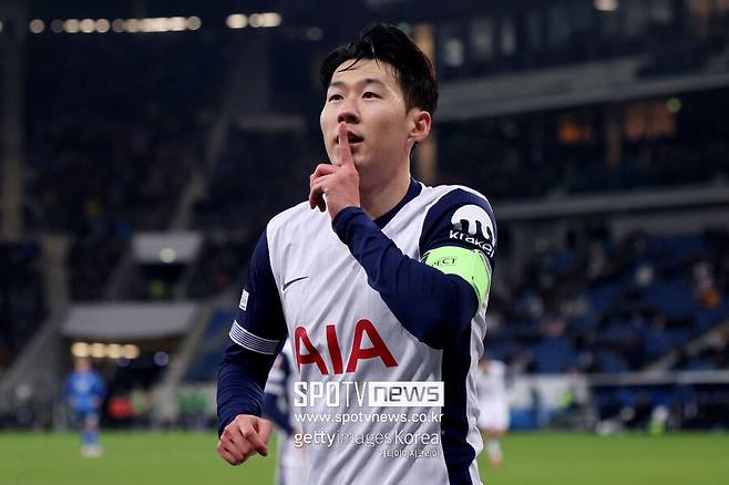 ▲ 토트넘은 손흥민에게 장기 재계약을 제안했다가 거절당했다. 아무래도 토트넘이 제시한 계약 조건을 손흥민 측이 받아들이기 어려웠던 것으로 보인다. 그러자 토트넘은 1년 연장 옵션만 발동하면서 2026년 6월로 계약이 만료된다. 손흥민을 현금화할 수 있는 시기는 이번 여름 이적시장 뿐이다.