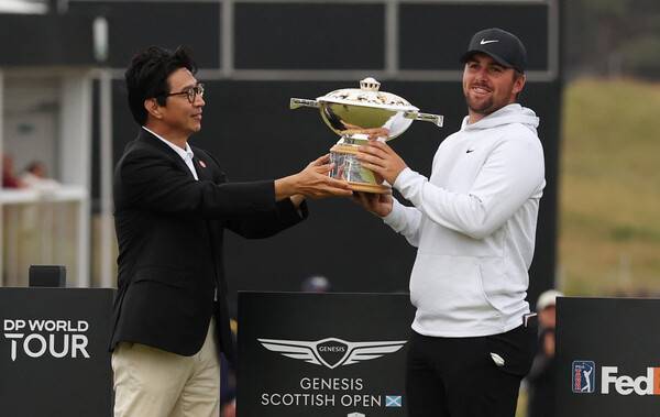 ▲ 제네시스 스코티시 오픈에서 우승한 크리스 고터럽(사진 맨 위, 가운데)과 2위 로리 맥길로이. ⓒ연합뉴스/AP/AFP