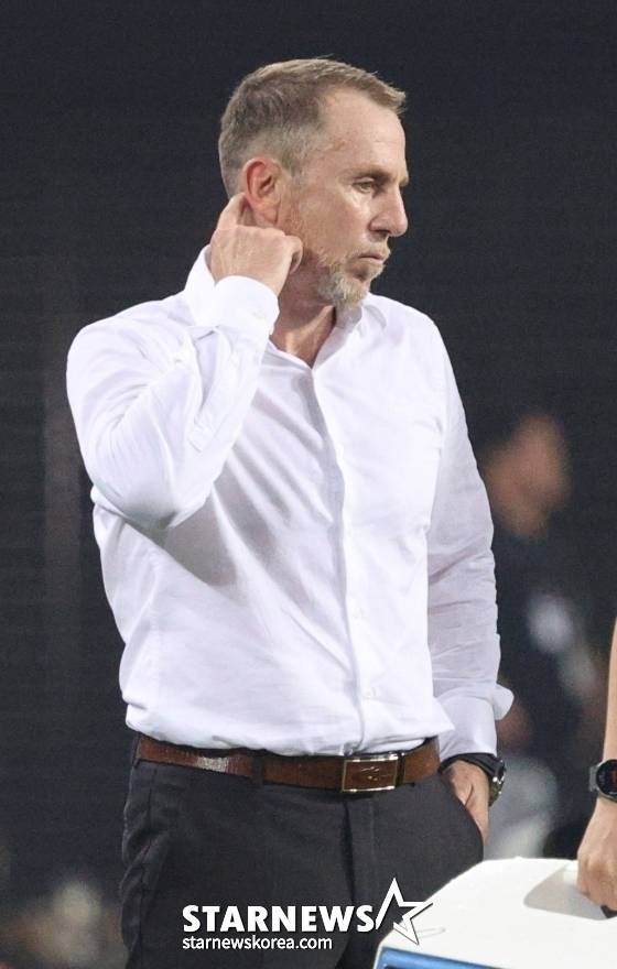 데얀 주르제비치 중국 국가대표팀 감독이 7일 용인미르스타디움에서 열린 2025 동아시아축구연맹(EAFF) E-1 챔피언십(동아시안컵) 1차전 도중 머리를 긁적이고 있다. /사진=김진경 대기자