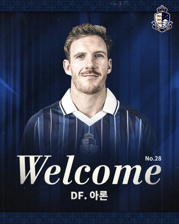 서울이랜드 유니폼을 입은 아론. /사진=서울이랜드 제공