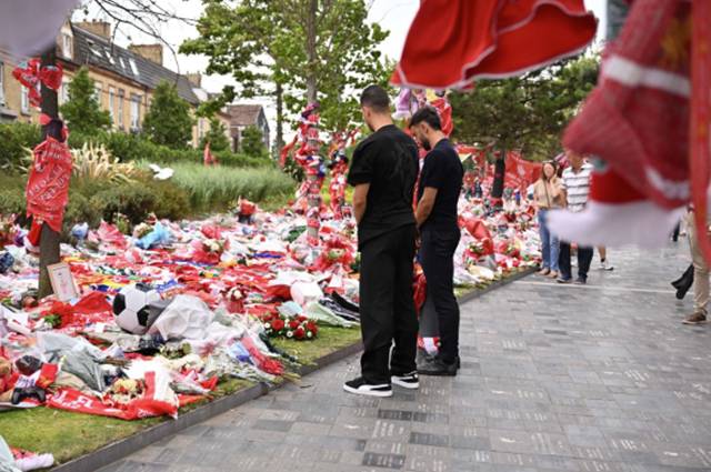 추모 공간 앞에서 고개를 숙인 브루노 페르난데스(오른쪽)와 디오고 달로트. /사진=리버풀 홈페이지