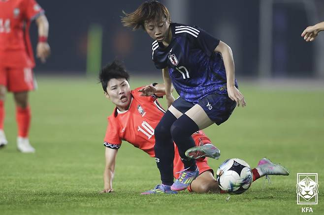 지소연(왼쪽)이 13일 오후 8시 화성종합경기타운에서 열린 2025 동아시아축구연맹(EAFF) E-1 챔피언십(동아시안컵) 2차전 일본과 경기에서 태클을 시도하고 있다. /사진=대한축구협회(KFA) 제공